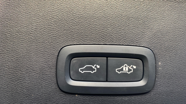 Volvo XC40 2.0 B3P Ultra Dark 5dr Auto Petrol Estate